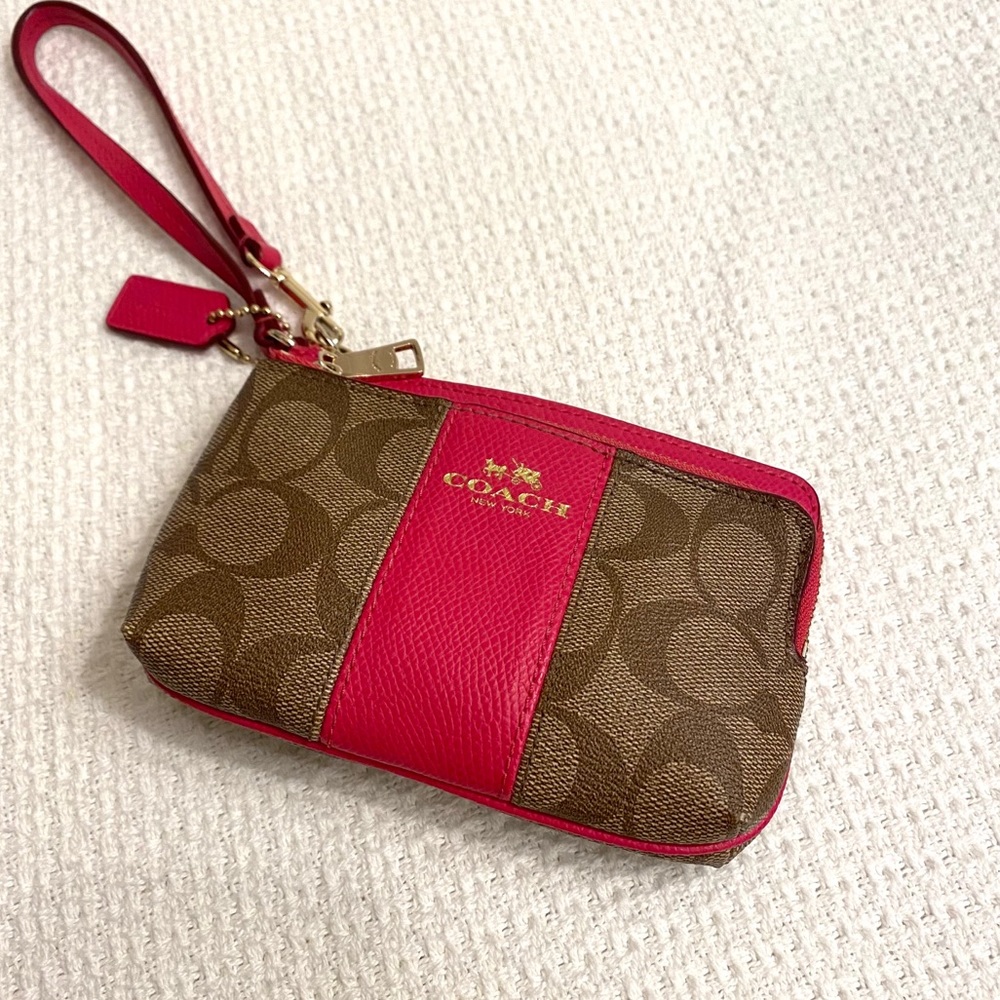 Adorable Pink Accented Coach Wristlet 💕👛✨